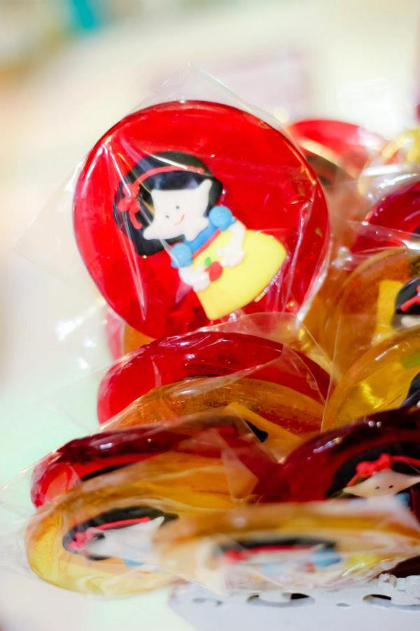Snow White Birthday Party via Kara's Party Ideas | KarasPartyIdeas.com #snow #white #disney #princess #party #ideas (18)